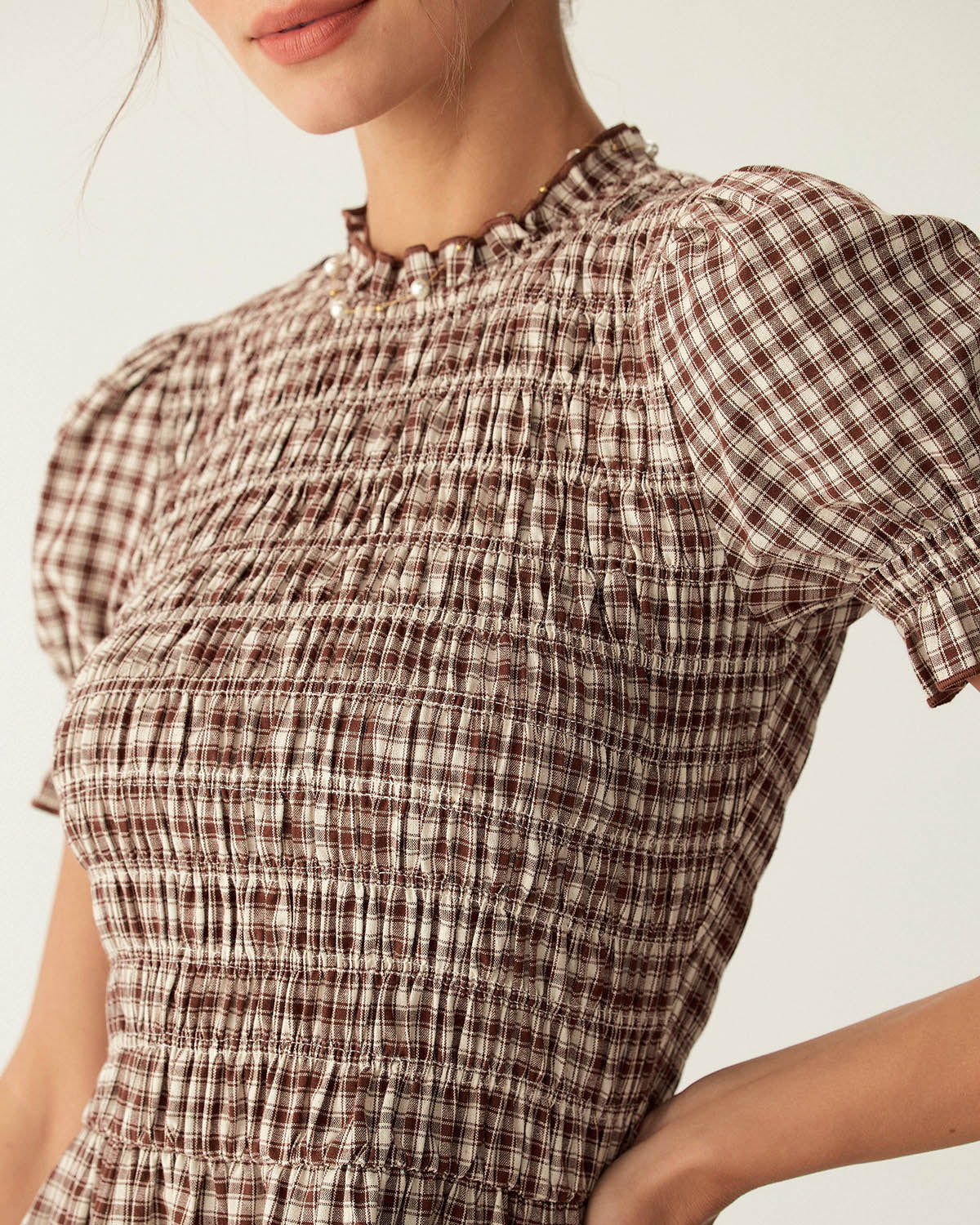 Mini-robe à carreaux café à manches bouffantes